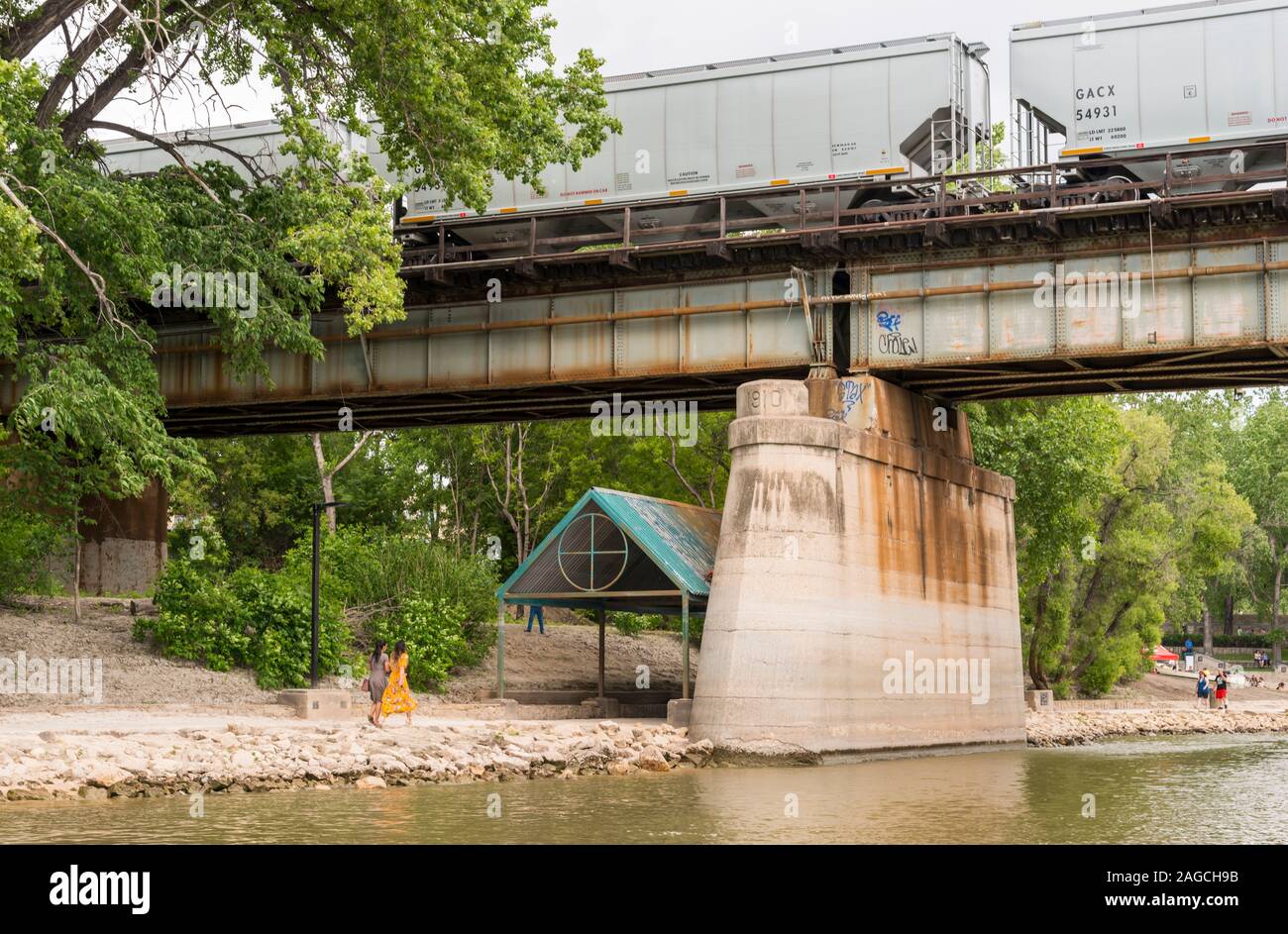 Fußgänger entlang der Assiniboine River in Downtown Winnipeg, Manitoba Stockfoto