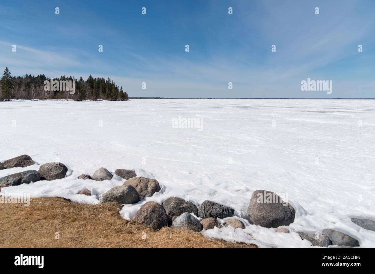 Im späten Winter Landschaft entlang der Küstenlinie von Clear Lake, an Wasagaming, in Riding Mountain National Park, Manitoba Stockfoto