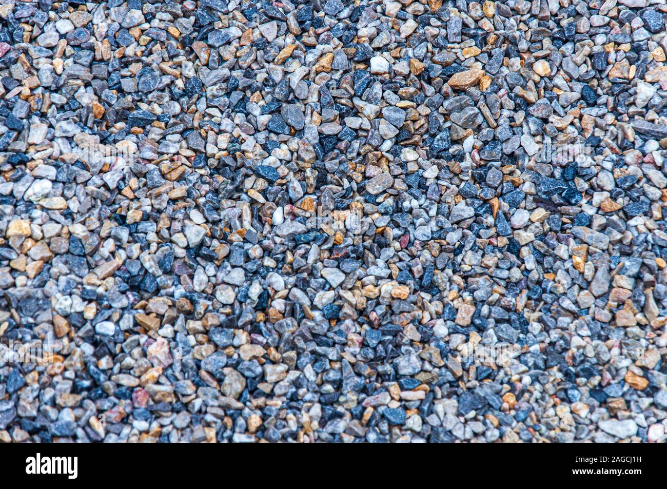 High-Angle-Aufnahme von Felsen und Helixen in verschiedenen Formen Und Größen am Strand Stockfoto