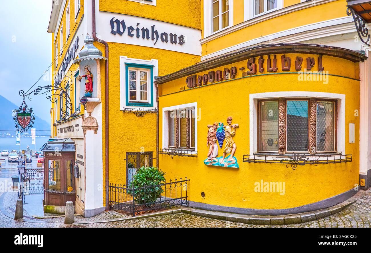 GMUNDEN, Österreich - Februar 22, 2019: Die schöne Fassade des alten Restaurant, das in einem historischen Gebäude mit wunderschönen bunten bas-relief Dekoration Stockfoto