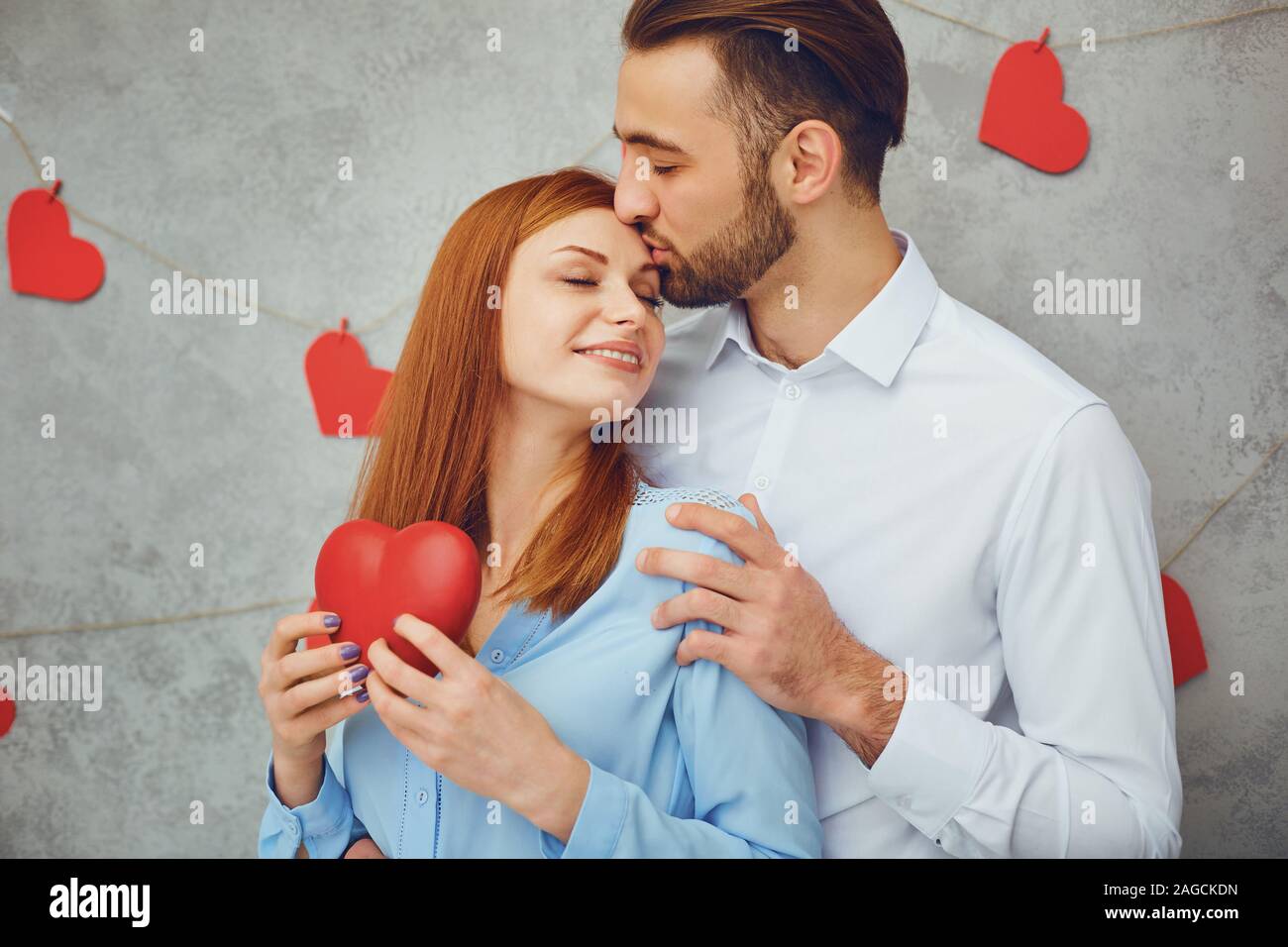 Ein liebevolles Paar mit Herzen. Valentinstag. Stockfoto