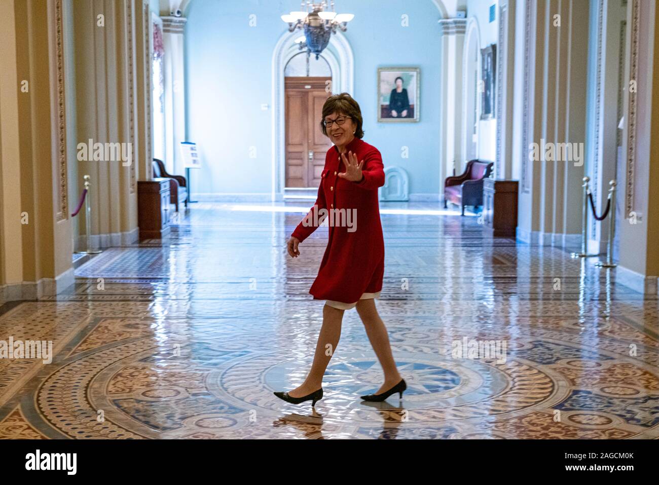 Washington DC, USA. 18. Dez 2019. Us-Senator Susan Collins (R-ME) geht aus dem Haus, bevor sie in eine republikanische Mittagessen auf Capital Hill Dezember 18, 2019, Washington DC. Das Haus Abstimmung über die Amtsenthebung von Präsident Trumpf wer wird der vierte amerikanische Präsident mit Blick auf die Amtsenthebung. Der Präsident ist der Obstruktion des Kongresses und Machtmissbrauch vorgeworfen. Foto: Ken Cedeño/Sipa USA Credit: Sipa USA/Alamy leben Nachrichten Stockfoto