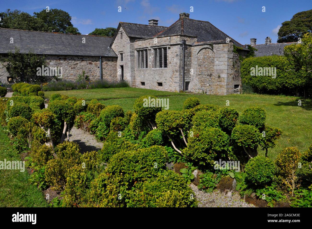 Die Rückseite der Godolphin House in der Nähe von Helston in Cornwall aus dem Garten. Stockfoto