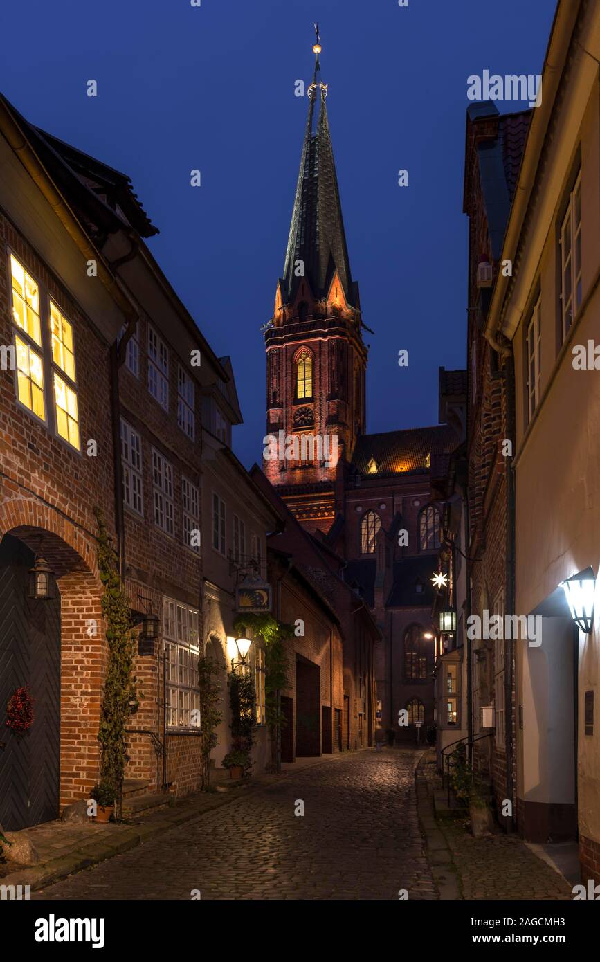 Farbig beleuchtete St. Nikolaus Kirche an Weihnachten, Lüneburg, Niedersachsen, Deutschland Stockfoto