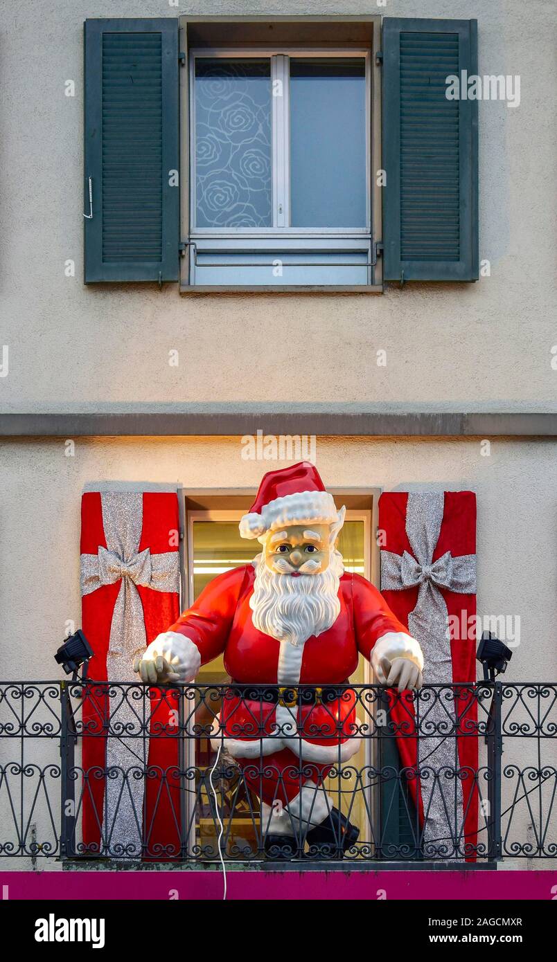 Hausfassade mit Santa Claus auf dem Balkon als Dekoration, Iseltwald,  Schweiz Stockfotografie - Alamy
