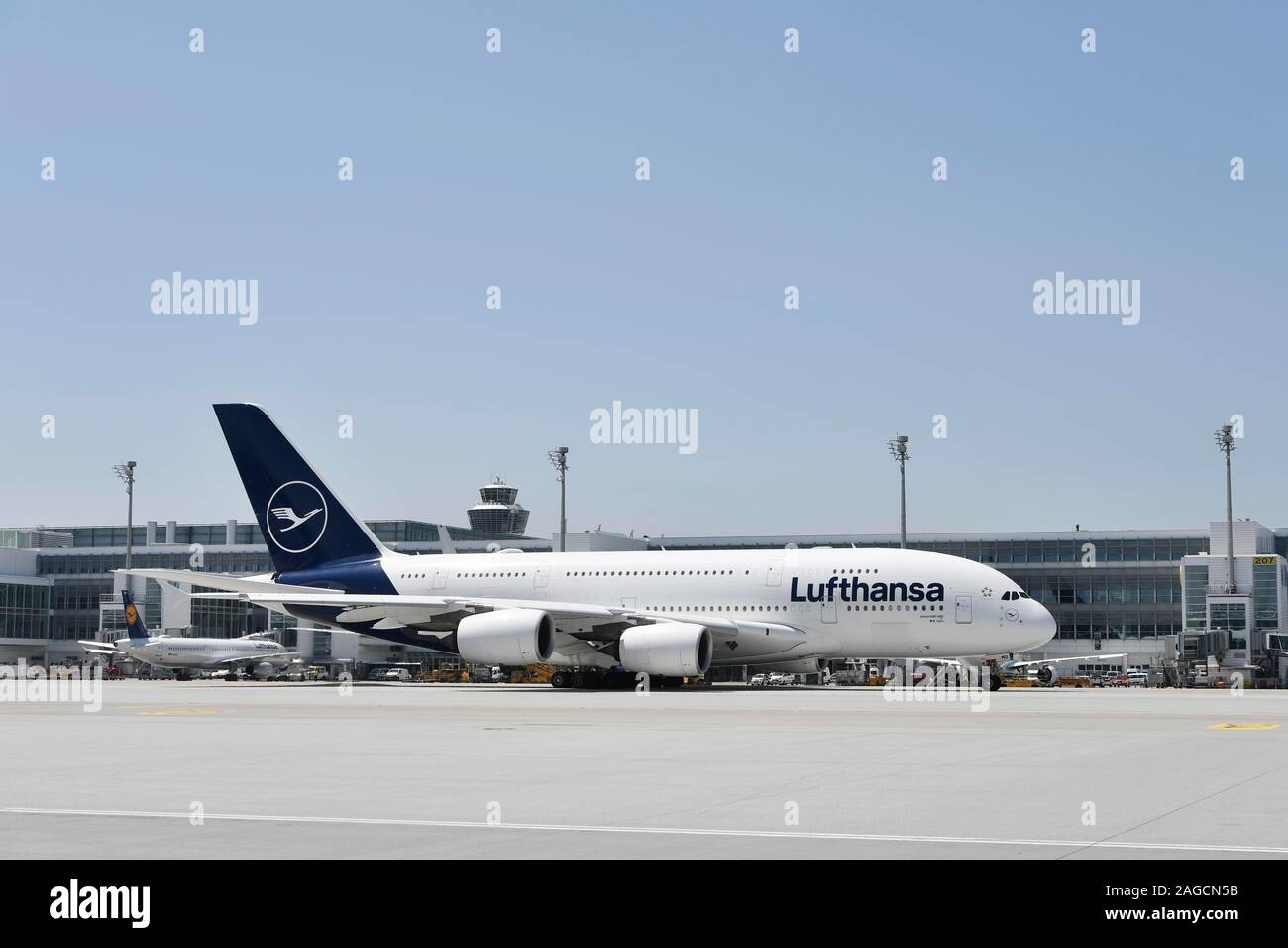 Lufthansa Airbus A380-800, vor Terminal 2, Flughafen München, Oberbayern, Bayern, Deutschland Rollens Stockfoto