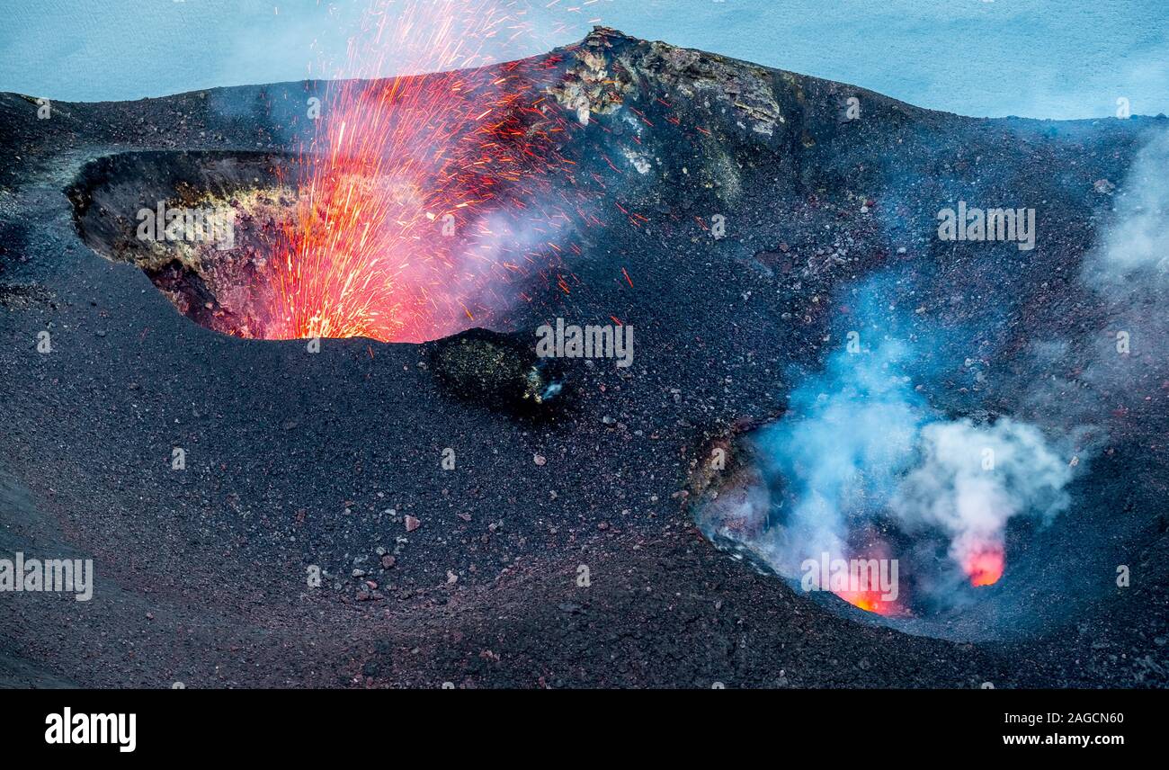 Von Kratern sprays Feuer und Rauch Wolke, den Vulkan Stromboli, Lipari, Äolische Inseln Lipari Inseln, Süditalien, Italien Stockfoto