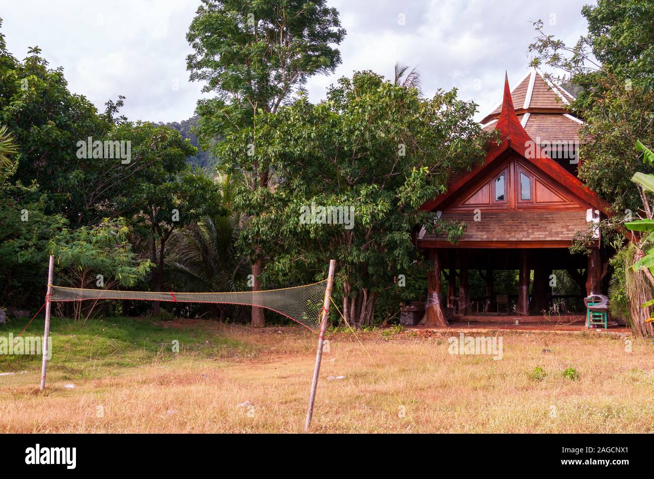 Low-Angle-Aufnahme eines Hauses in der Mitte der grünen Landschaft in Ao Nang Krabi, Thailand, Asien Stockfoto