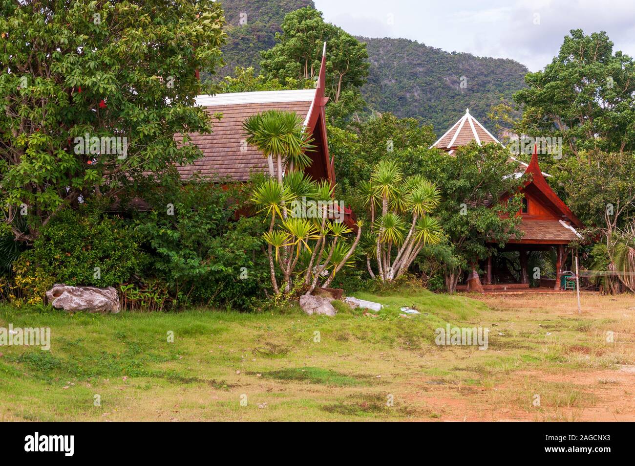 Low-Angle-Aufnahme eines Hauses in der Mitte der grünen Landschaft in Ao Nang Krabi, Thailand, Asien Stockfoto