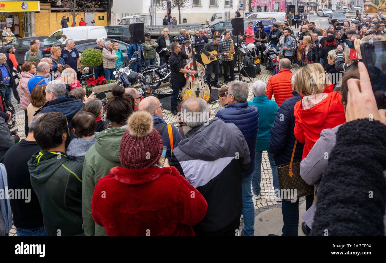 Loulé, Portugal. Eine Rock and Roll-Gruppe unterhält die Menschenmassen neben dem Obstmarkt im Rahmen der Weihnachtsfeiern in Loulé, Portugal. Stockfoto