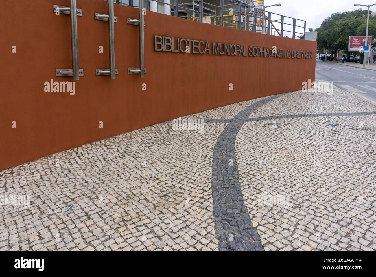 Loulé, Portugal.der Eingang zur Biblioteca Municipal de Loulé, Stadtbibliothek von Loulé, der Kulturgeschichte Portugals gewidmet. Stockfoto