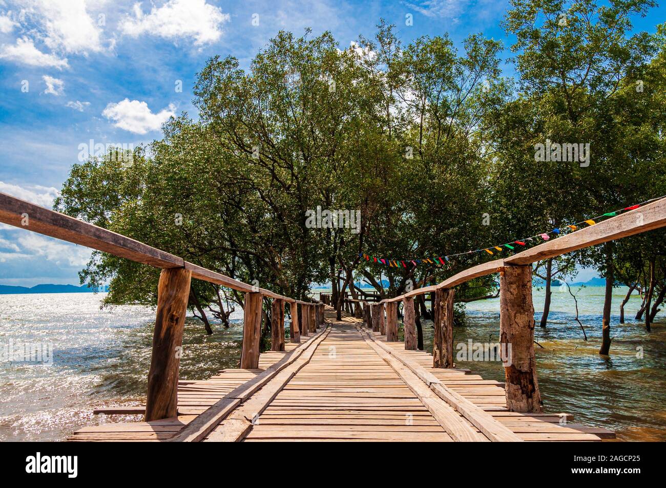 Rostige Holzbrücke, die zum lustigen Strand in Ao Nang Krabi, Thailand, Asien führt Stockfoto