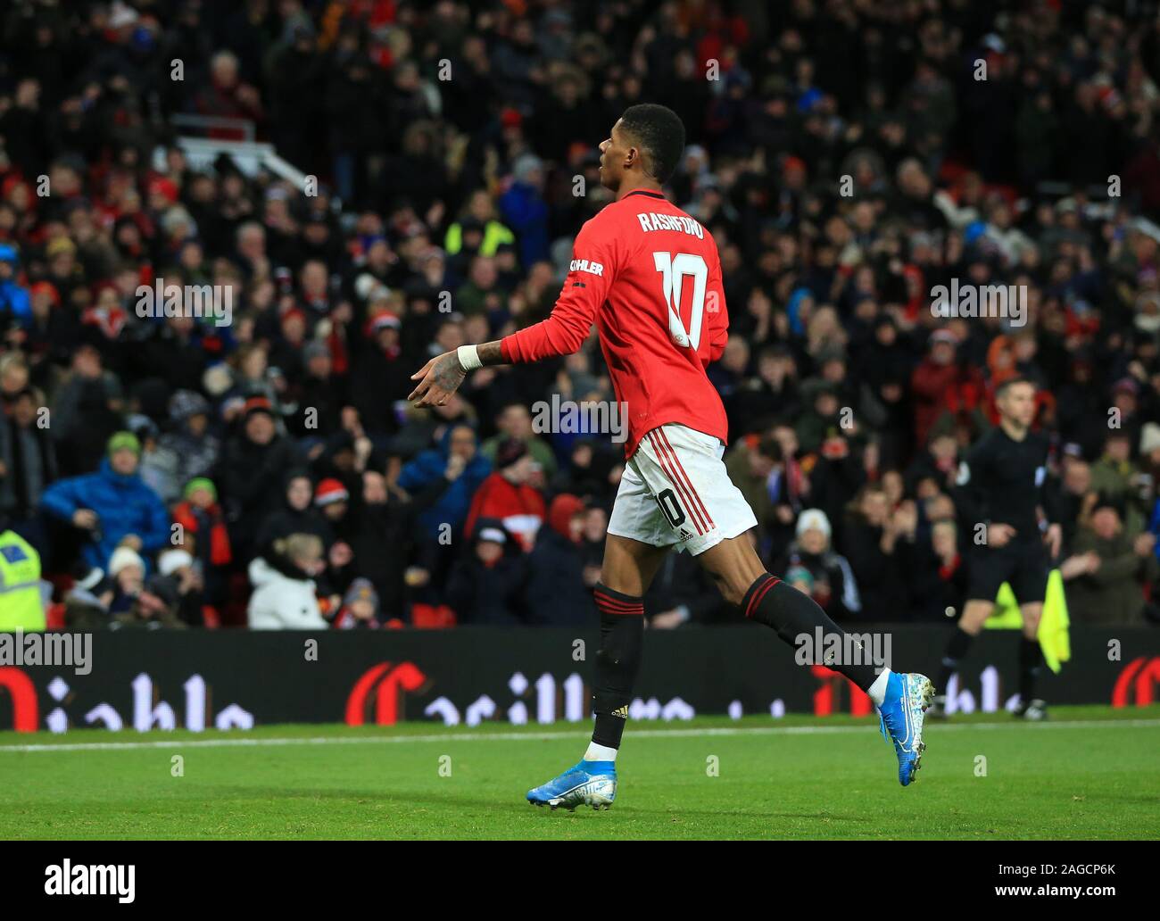 Old Trafford, Manchester, Lancashire, UK. 18 Dez, 2019. Englische Fußball-Liga Cup Fußball, Carabao Schale, Manchester United gegen Colchester United; Marcus Rashford von Manchester United feiert, nachdem seine Mannschaft eine 1:0-Vorsprung nach 51 Minuten - Streng redaktionelle Verwendung. Keine Verwendung mit nicht autorisierten Audio-, Video-, Daten-, Spielpläne, Verein/liga Logos oder "live" Dienstleistungen. On-line-in-Match mit 120 Bildern beschränkt, kein Video-Emulation. Keine Verwendung in Wetten, Spiele oder einzelne Verein/Liga/player Publikationen Quelle: Aktion plus Sport/Alamy leben Nachrichten Stockfoto