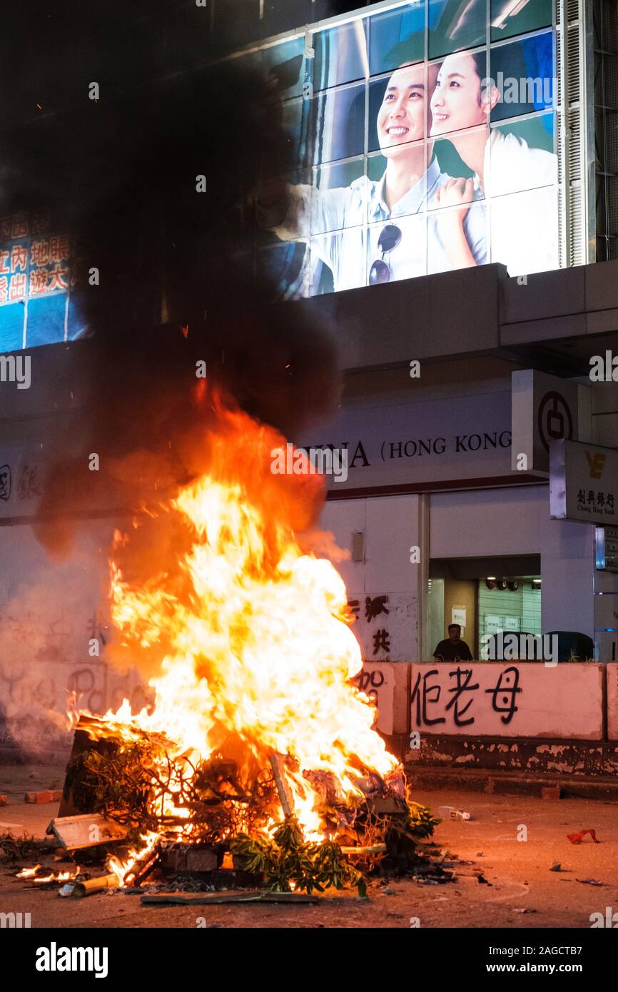 HongKong - November, 2019: Feuer brennen auf der Straße bei Nacht während der 2019 HongKong Proteste, Demonstrationen in Hongkong gestartet als Anti-Extradition Gesetz änderung Rechnung (Anti-Elab) Bewegung. Stockfoto