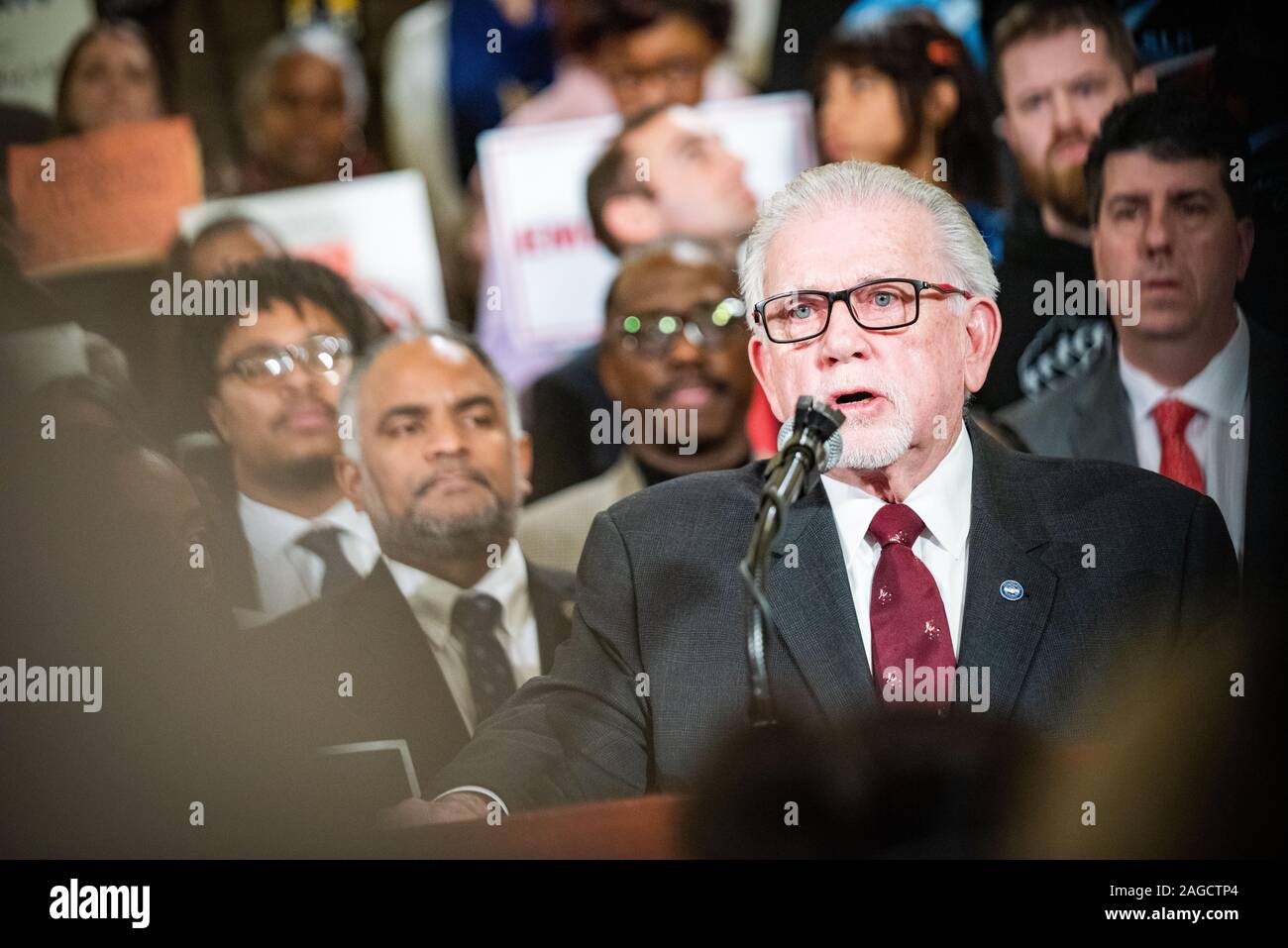 Harrisburg, Pennsylvania, USA. 18. Dez 2019. Nach einer Zeichenkette der Schule closings über Asbest betrifft Schüler, Lehrer, Politiker, Gesetzgeber und Gewerkschaftsvertreter am sammelte, fordert von der Landesregierung zur Verfügung stehenden Mittel in kritischen Infrastruktur zu investieren. Dezember 18, 2019. Quelle: Chris Baker Evens/Alamy leben Nachrichten Stockfoto