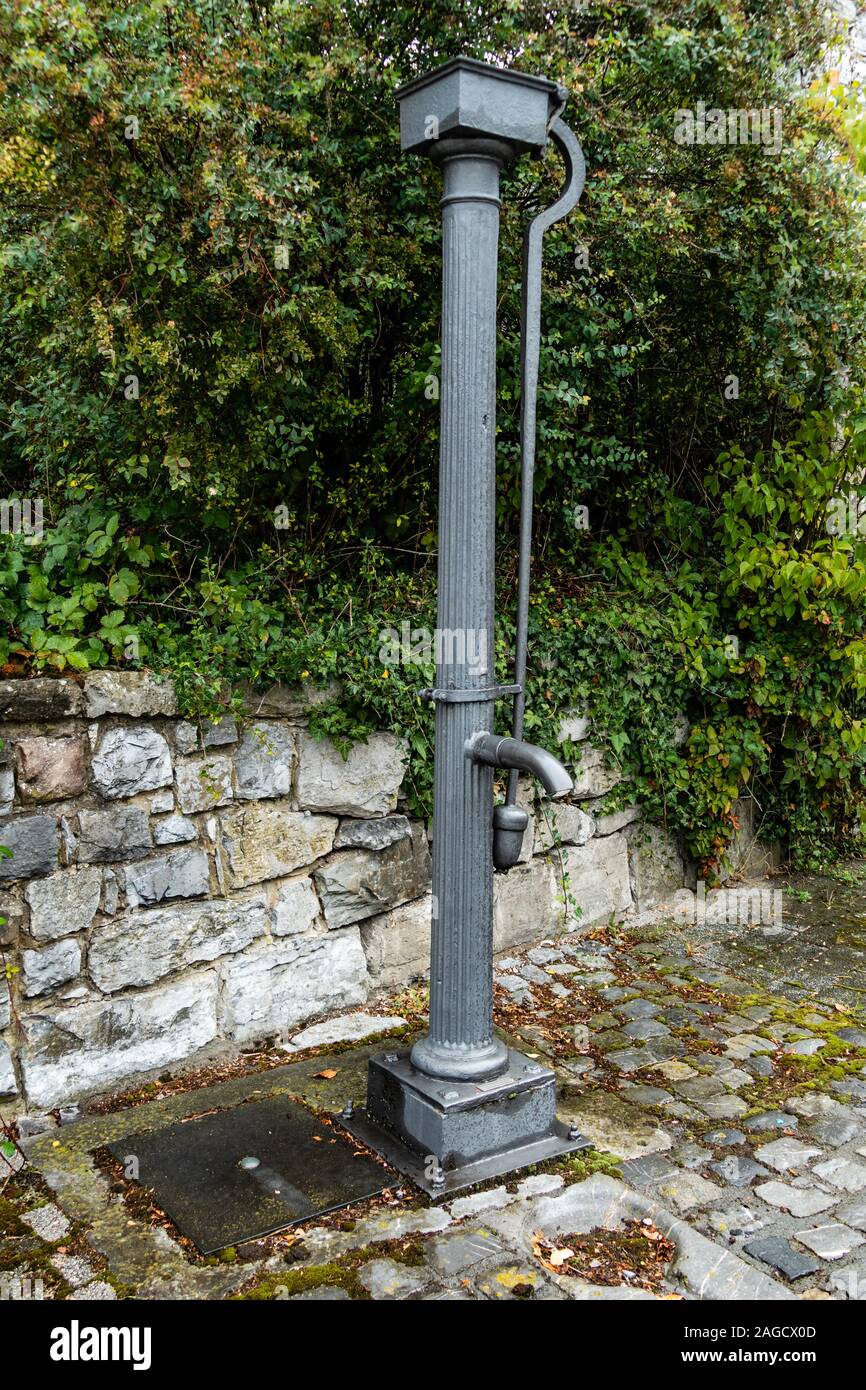 Black Metal Wasserpumpe mit Griff auf. Breinig-Stolberg Noordrijn-Westfalen (Rheinland), Deutschland Stockfoto