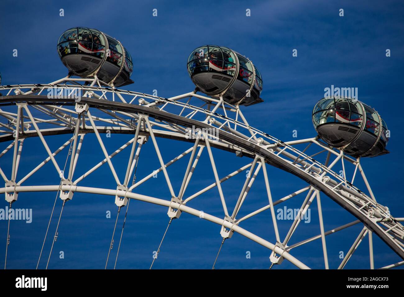 Touristen genießen eine Fahrt mit dem London Eye, London, England Stockfoto