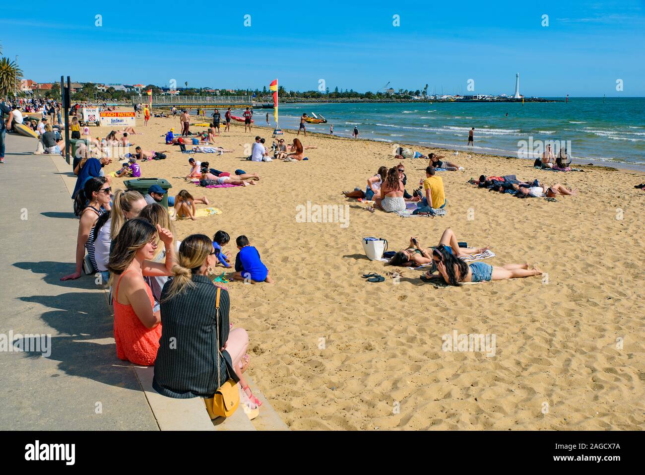 Die Menschen genießen die Sonne in St. Kilda Beach, dem berühmten Strand in Melbourne, Australien Stockfoto