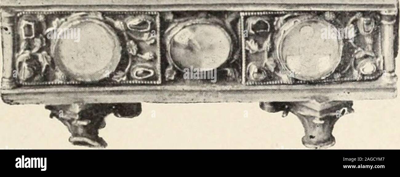 Objets D Art Et De Haute Curiosite De L Antiquite Du Moyen Age Et De La Renaissance Ein M 5 N 648 Deux Autres Medaillons Executes En Peinture Sous Verre Rigurent Le Christet
