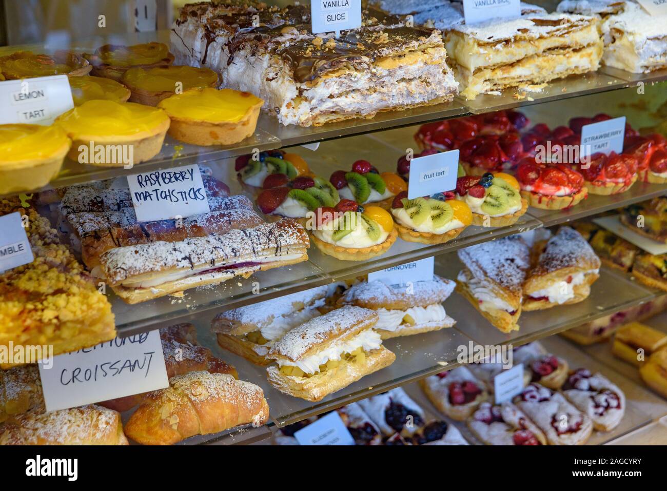 Desserts und Kuchen im Fenster Stockfoto