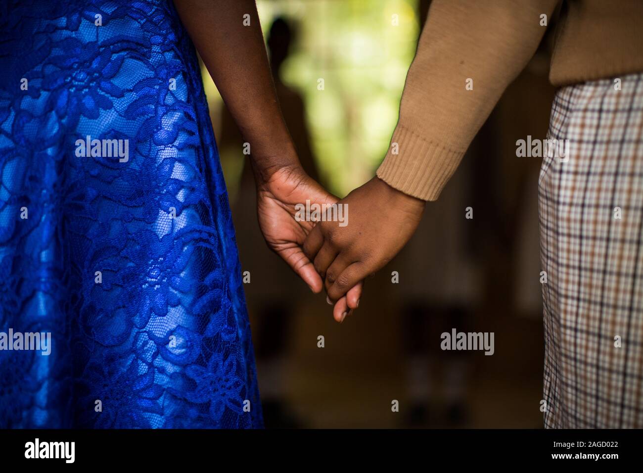 Romantisches afroamerikanisches Paar mit Händen und unscharfem Hintergrund Stockfoto
