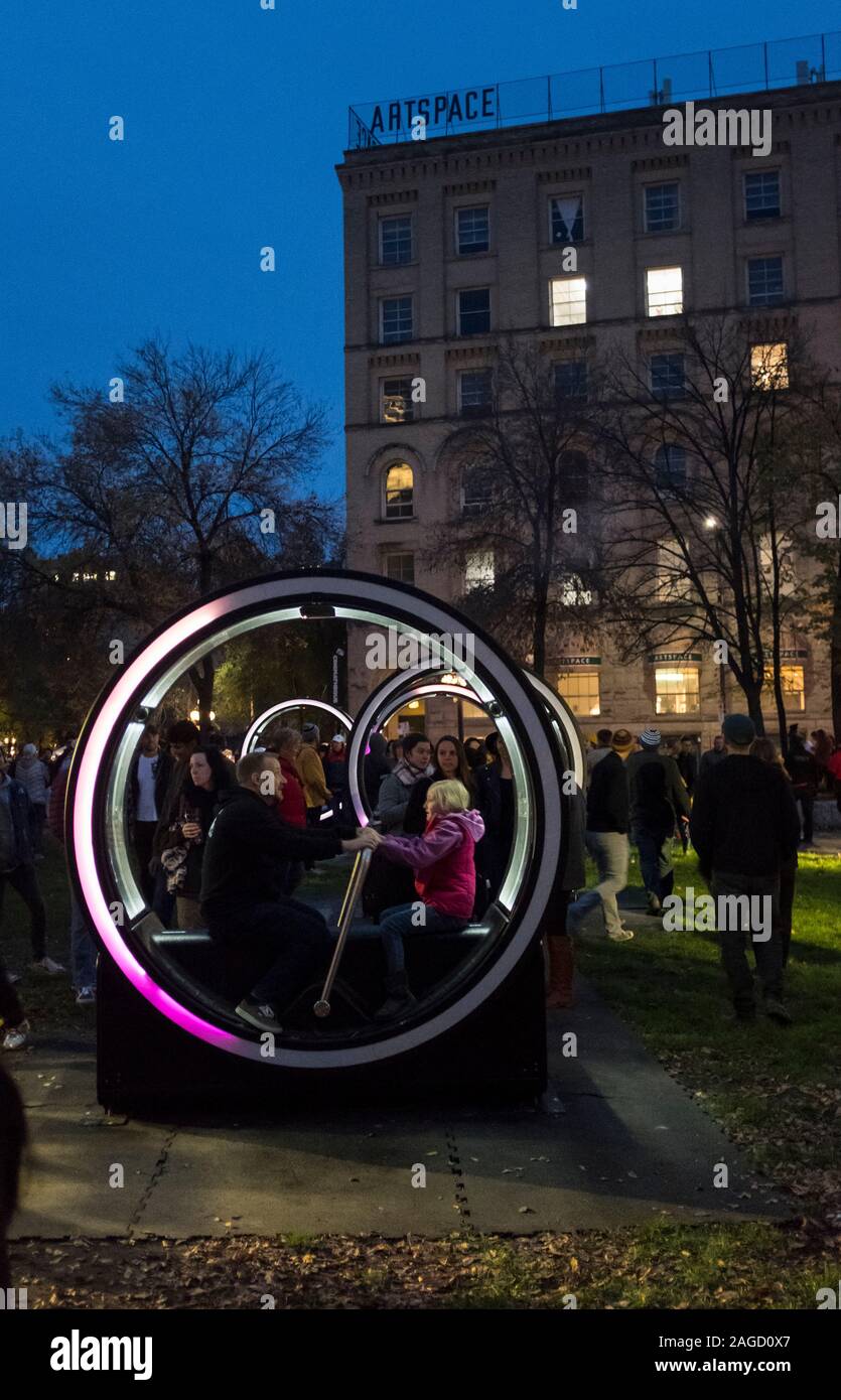 Kreisförmige interaktive Kunst in der Nacht festival Nuit Blanche in der Alte Marktplatz von Winnipeg, Manitoba Stockfoto