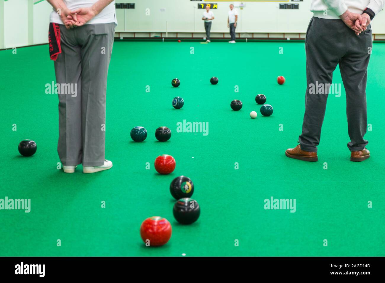 Ein Spiel von Indoor Bowls. Stockfoto