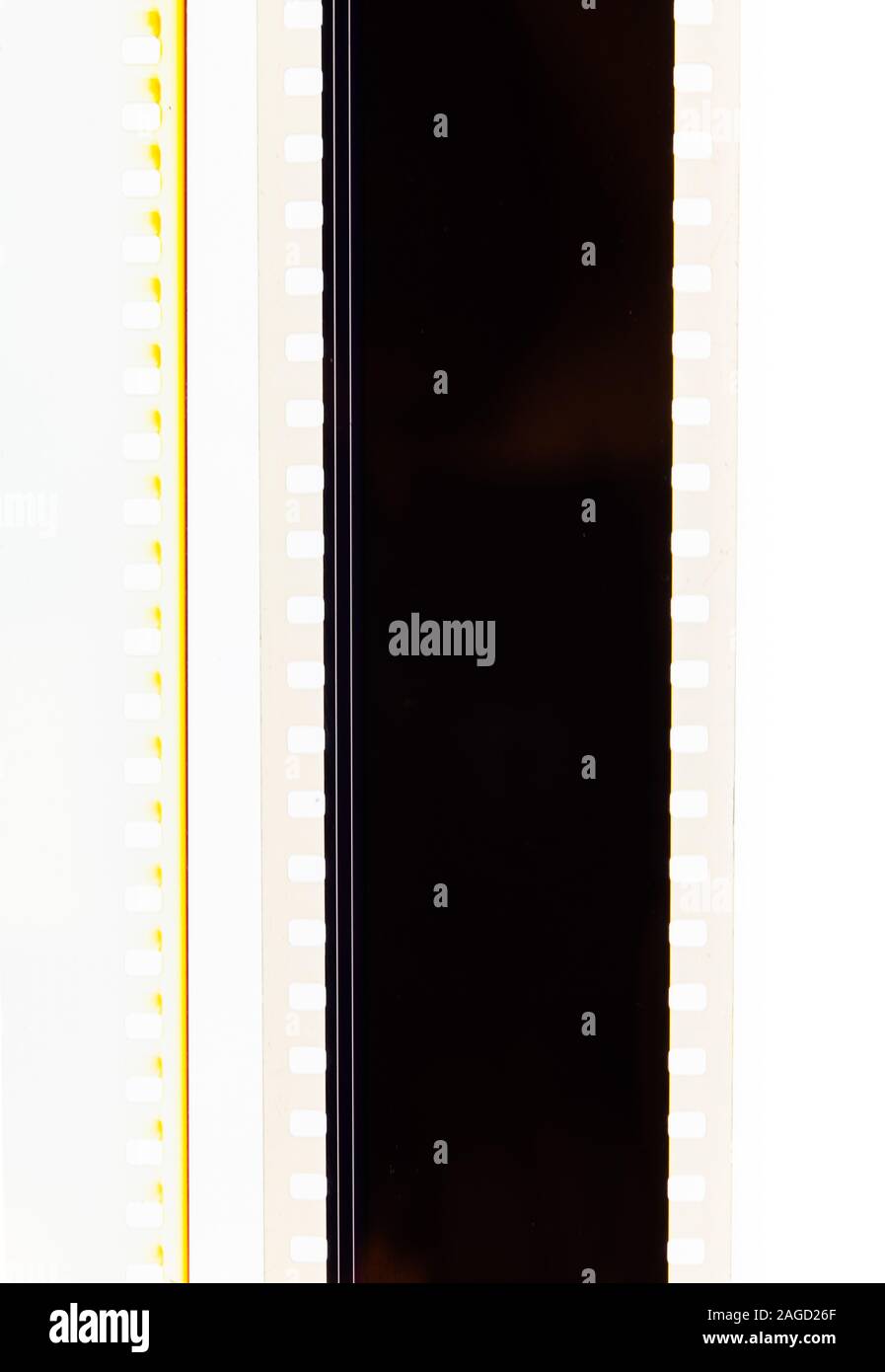 Schließen Sie zwei 35-mm-Filmstreifen transparent und schwarz leader Kino Hintergrund Kopie Raum Stockfoto