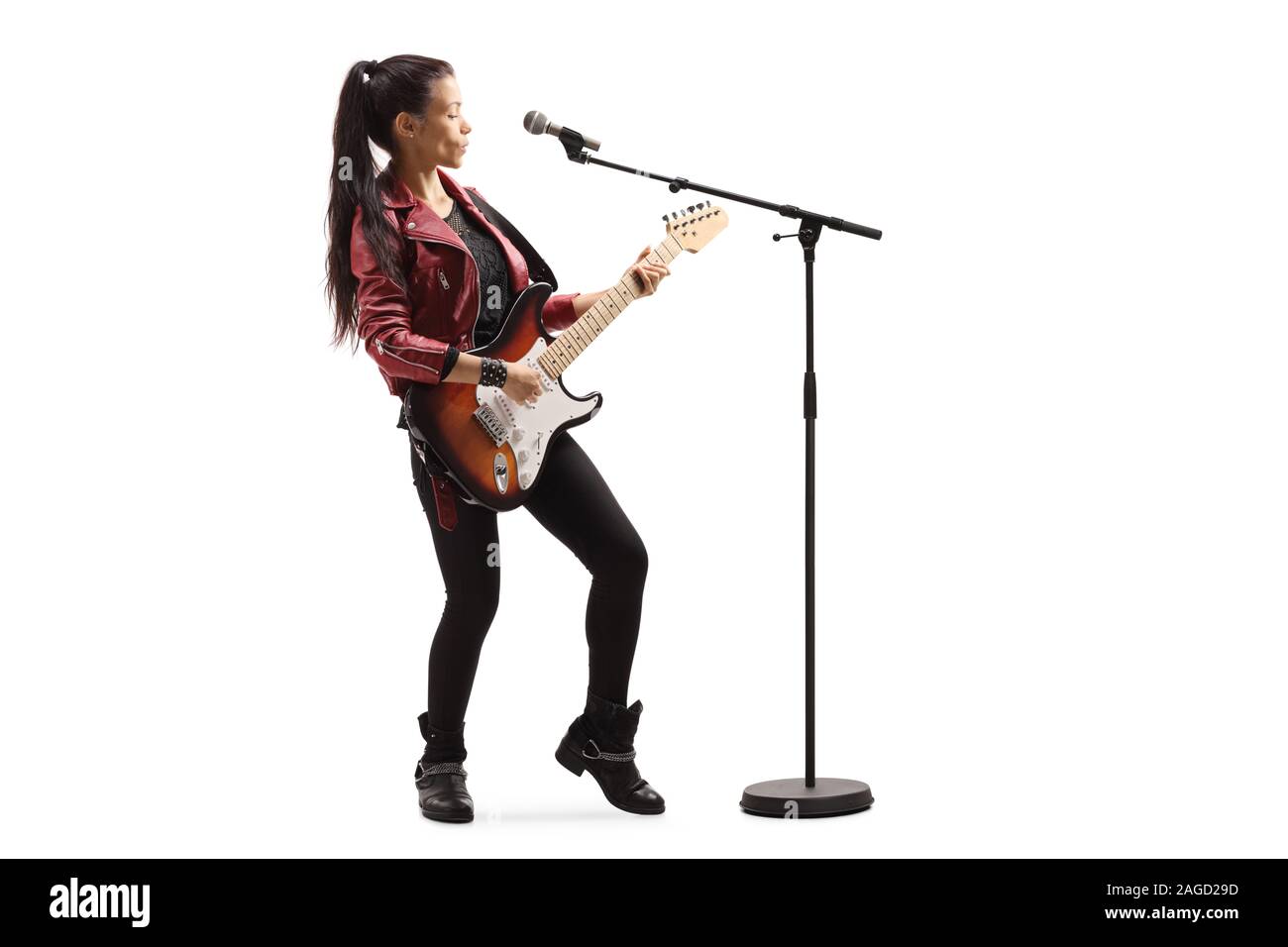 Volle Länge Schuß eines weiblichen Musiker mit einer Gitarre Gesang auf ein Mikrofon auf weißem Hintergrund Stockfoto