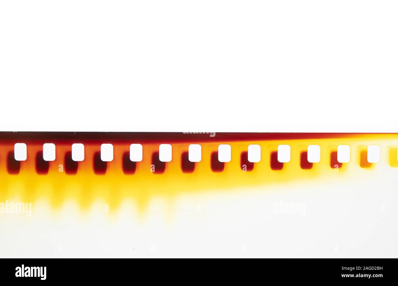 Nahaufnahme von 35-mm-Film gebrannt sunburst Perforation gauge Kino Fotografie Hintergrund Kopie Speicherplatz auf weißem Hintergrund Stockfoto
