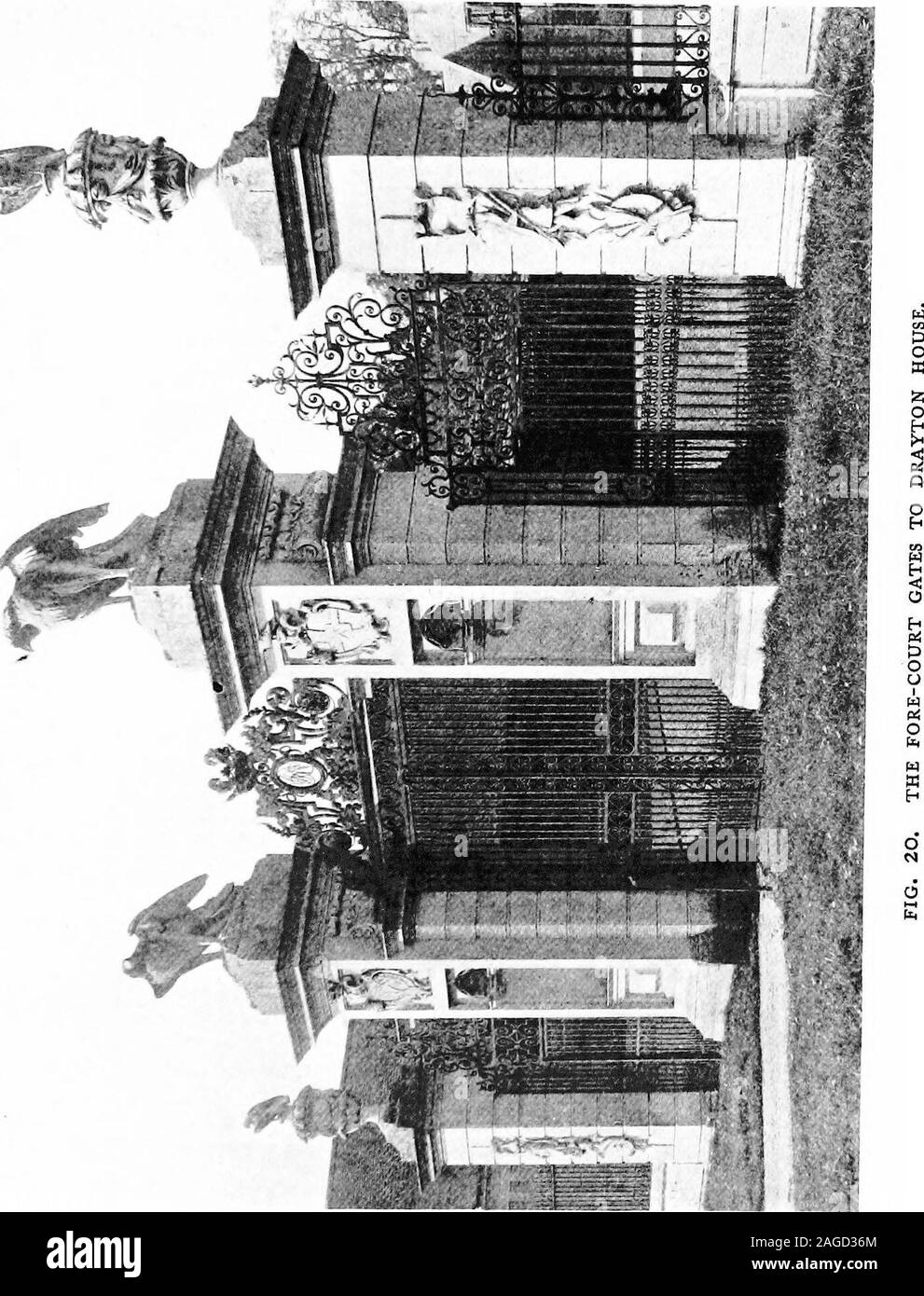 . Englisch Schmiedearbeiten aus dem XVII. und XVIII. Jahrhundert; eine historische und analytische Berücksichtigung der Entwicklung von Außen smithcraft. GATES BEI EATON HALL, Chester. Durch Tijou, vielleicht beonght fyom Hampton Court, die Arbeit von Jean Tijou, 1690-1710 53. 54 Englisch Schmiedearbeiten aus dem XVII. und XVIII. Jahrhundert Folien und zwei kleine Panels, die mit der sehr charakteristische rectangularframes joined Diagonal. Das Paar von Bridewell, jetzt in theoffices in der Bridge Street, Blackfriars, sind sehr ähnlich, aber leichter. Thebottom Panels wiederholen Sie die Oxford Design, ein seltenes Beispiel in Tijouswork, aber die oberen Panels sind Stockfoto