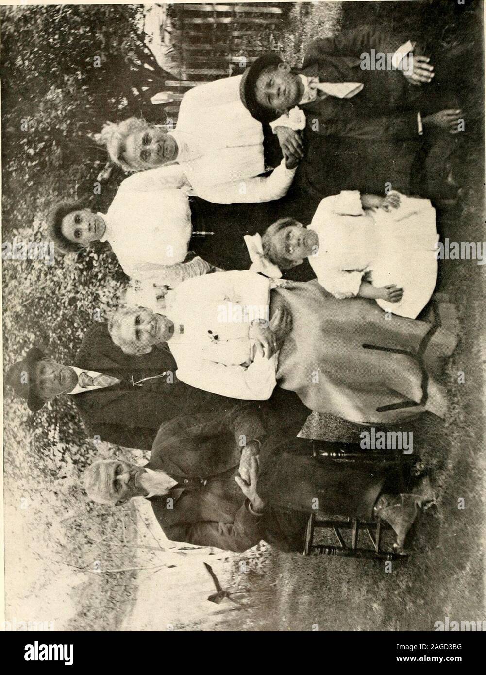 . Geschichte des Cass County Indiana: Von der frühesten Besiedlung bis in die heutige Zeit: Mit biographischen Skizzen und Verweis auf Biographien bereits zusammengestellt. Dodt. Einer der Wohlhabenden und fortschrittliche Business menof seiner Gemeinschaft ist Johannes Dodt, der jahrelang in businessin Luzern engagiert wurde. Am 1. März 1913 änderte er Standort Weiler, Indiana, in der Umsetzung und Garage Business zu engagieren. Er hat das Geschäft goodin gemacht und ist der Besitzer von einem schönen Bauernhof in der Jefferson Township, zusätzlich zu seinen wertvollen Immobilien in Luzern. Er ist ein Mann, der seinen Wert für die Gemeinschaft Hasproven als Cit Stockfoto