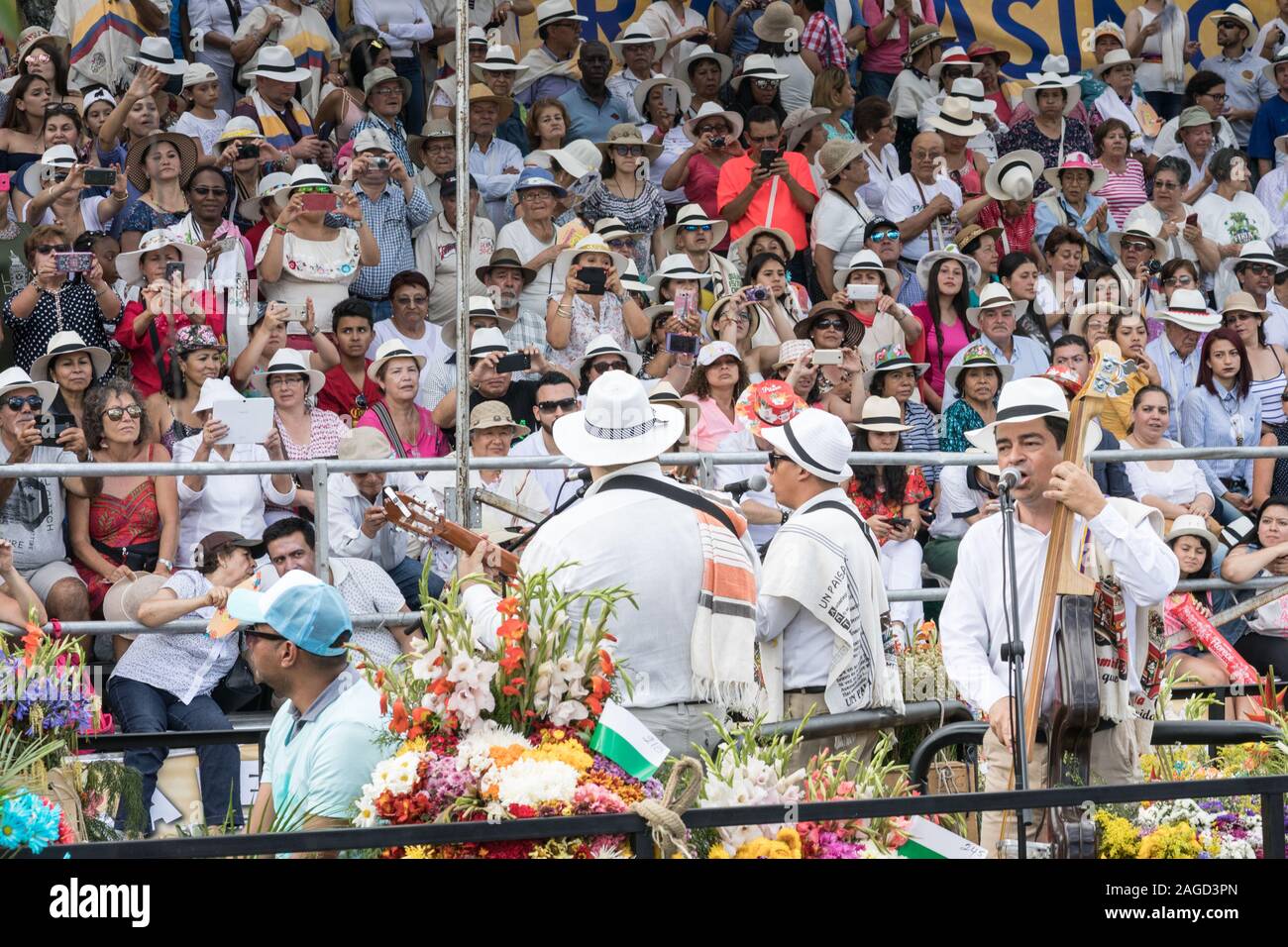 Musiker, die in Medellin Blumenfestival Parade auftreten. Stockfoto