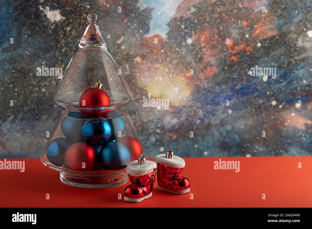 Alternative Weihnachtsbaum aus Weihnachten Spielzeug in einem Glas auf einer abstrakten Hintergrund. Weihnachten Konzept. Santa Claus Stiefel auf ein rotes Bac Stockfoto
