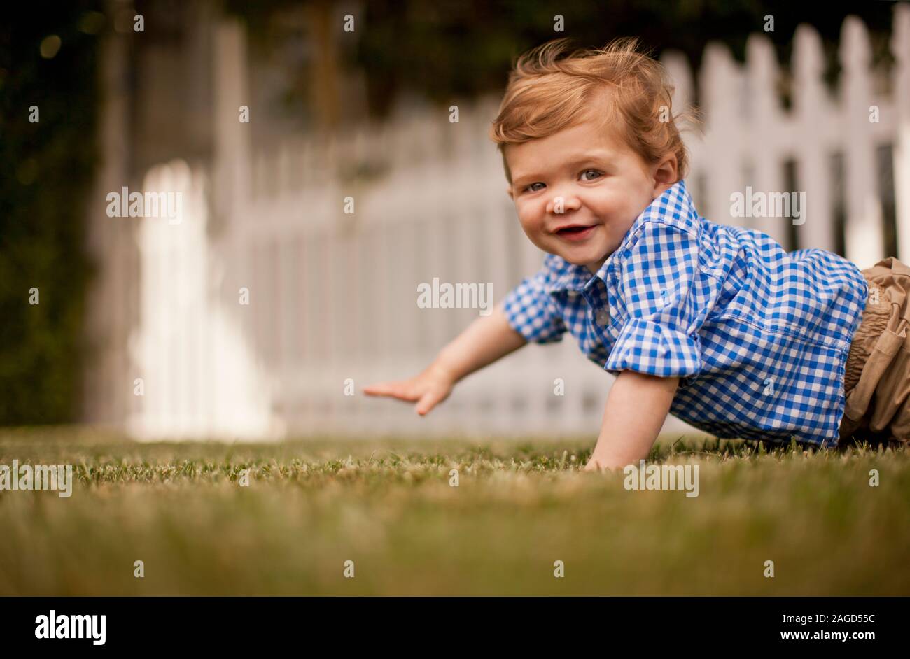 Portrait einer jungen Kleinkind Crawling in seinem Hinterhof. Stockfoto