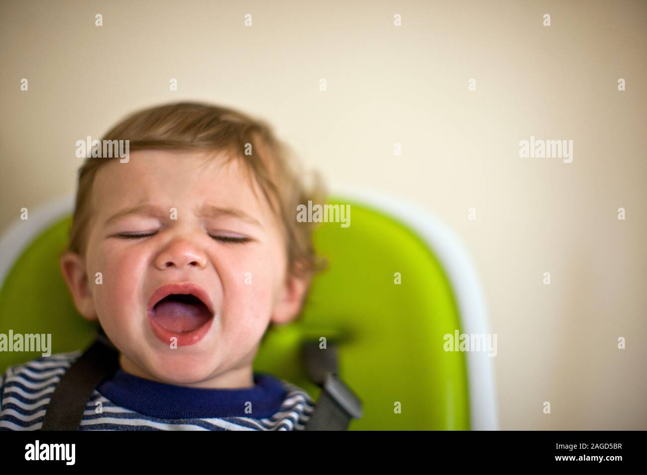 Kleinkind mit geschlossenen Augen und sein Mund öffnen. Stockfoto