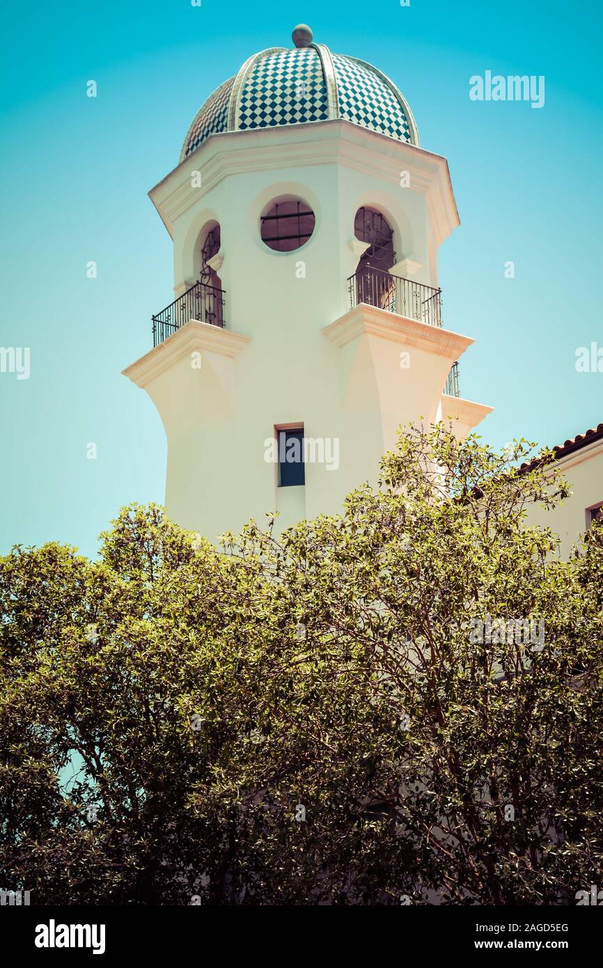 Im spanischen Stil Turm am Paseo Nuevo Einkaufszentrum in der Innenstadt von Santa Barbara, CA, USA Stockfoto