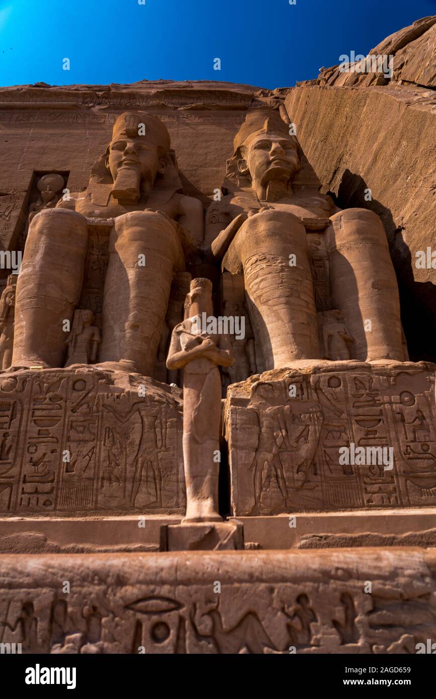 NOVEMBER 14, 2019 - Abu Simbel, ÄGYPTEN - Abu Simbel, Standort der beiden Tempel von den Ägyptischen König Ramses II. gebaut (regierte 1279 - 13 v. Chr.), jetzt in Aswān muḥāfaẓah (gouvernorat) entfernt, im südlichen Ägypten Stockfoto