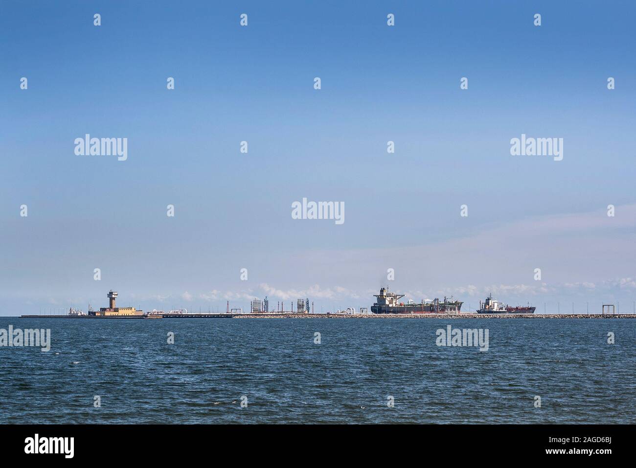 Zwei Schiffe an Liegeplätzen in flüssiger Kraftstoff Terminal eines großen internationalen Verkehrsknotenpunkt der Danziger Hafen Stockfoto