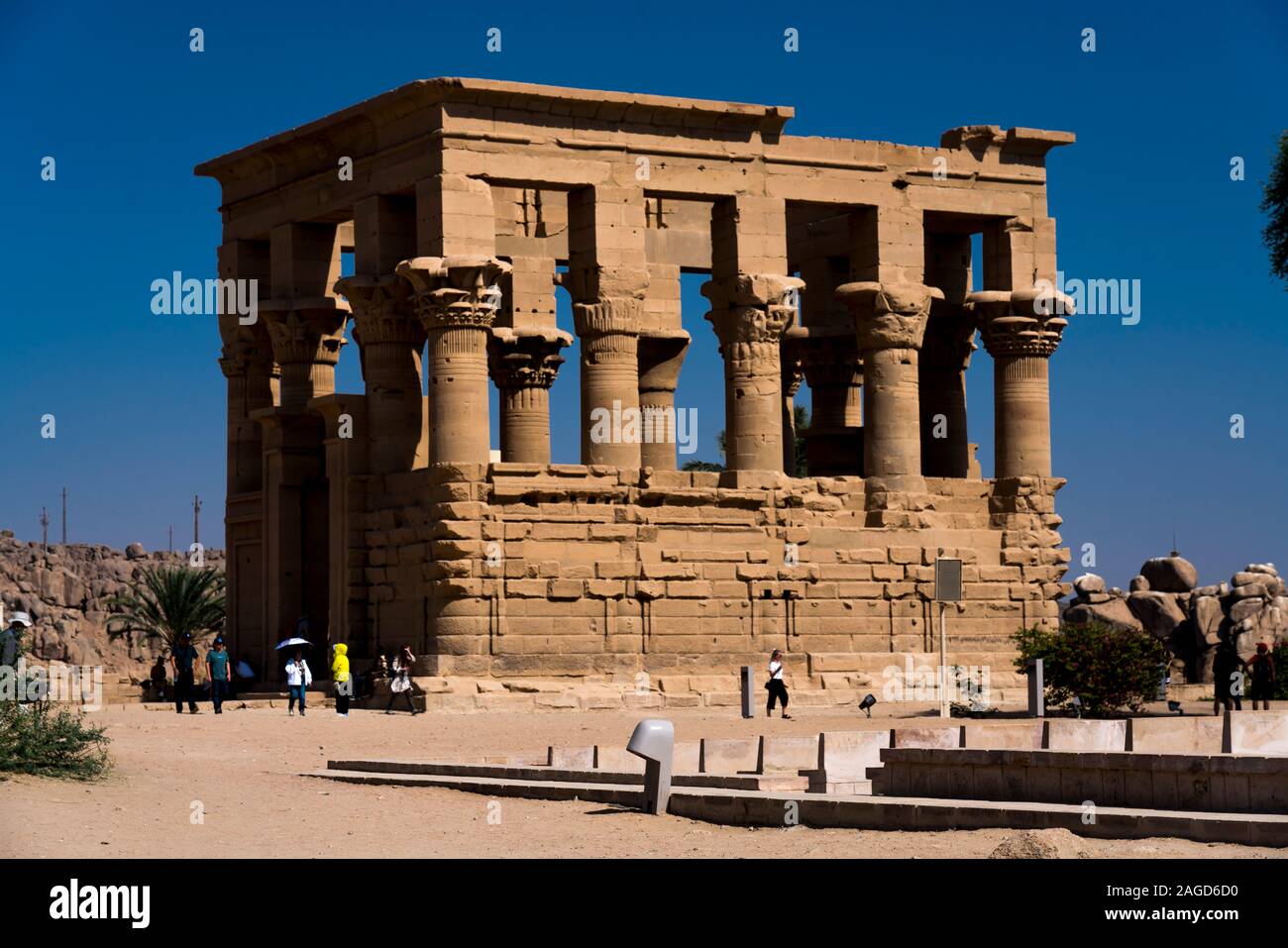 NOVEMBER 15, 2019, LAKE NASSER, ÄGYPTEN - Philae Tempel liegt auf einer Insel des Assuan niedrigen Damm, hinter dem Aswan Dam und Lake Nasser, Ägypten Stockfoto