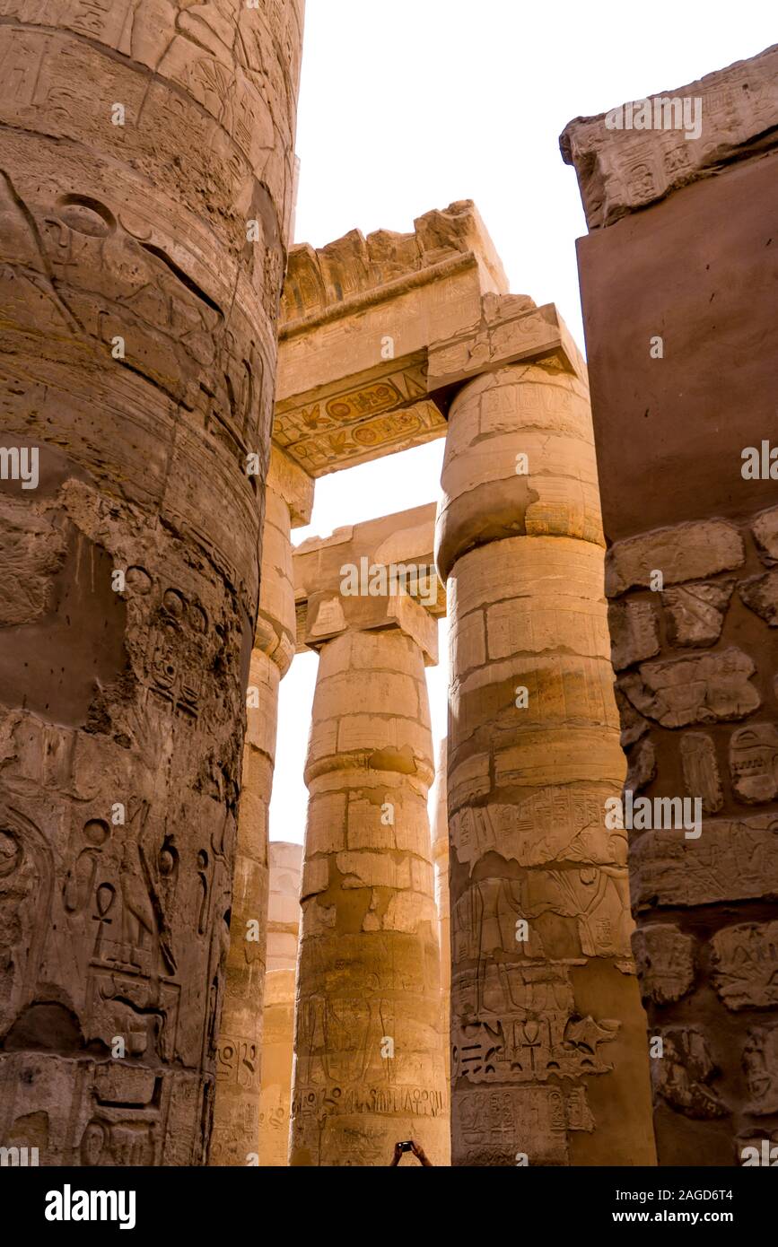 NOVEMBER 17, 2019 - Luxor, Ägypten, Karnak Tempel Komplex umfasst einen breiten Mix aus verfallenen Tempel, Kapellen, Pylone, Luxor, Ägypten. während des Mittleren Reiches begann Senusret Stockfoto