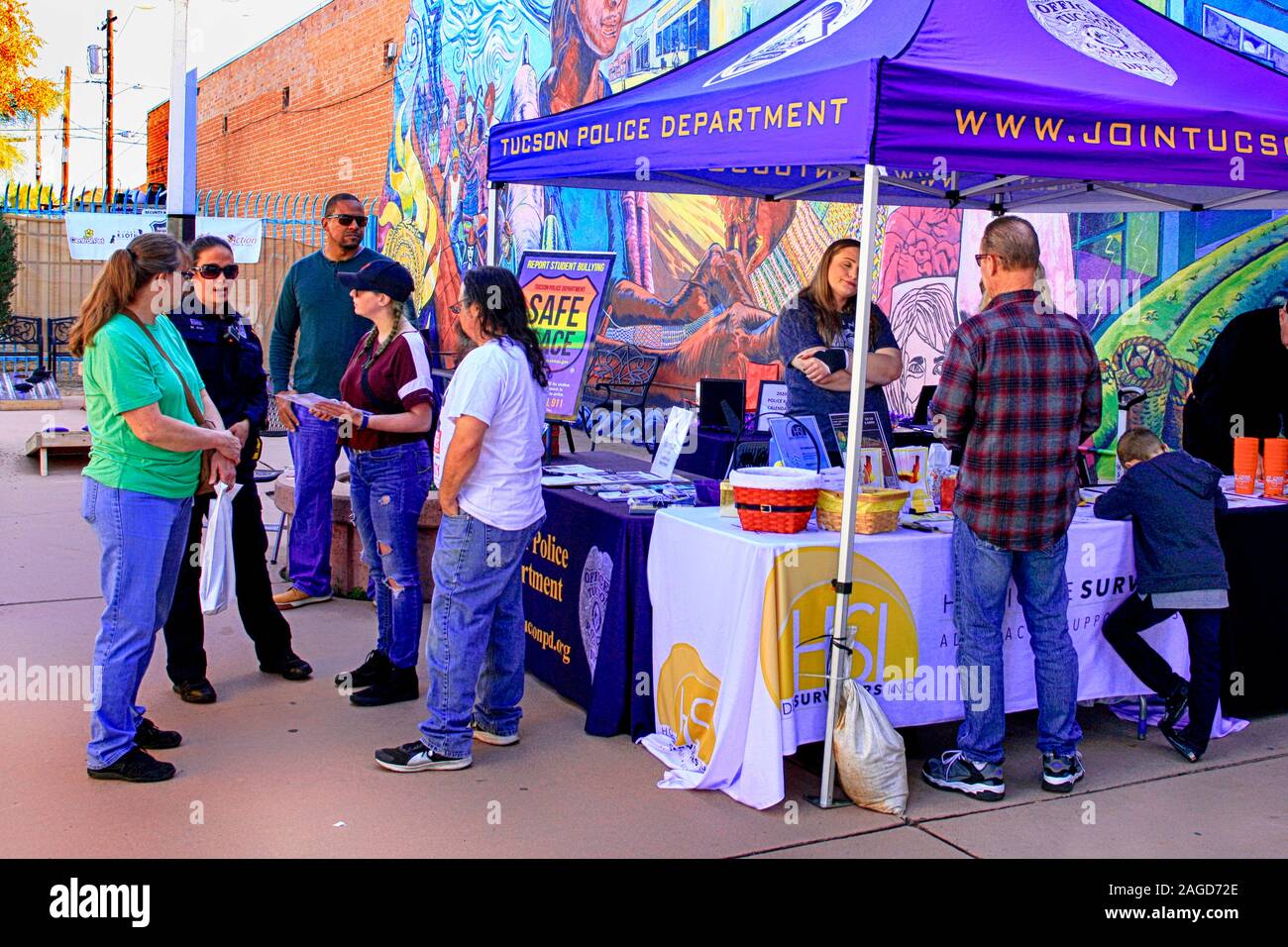 Tucson Police Dept sicheren Ort Bewusstsein Zelt bei der jährlichen Vierten Ave Street Market in der Innenstadt von Tucson, AZ Stockfoto