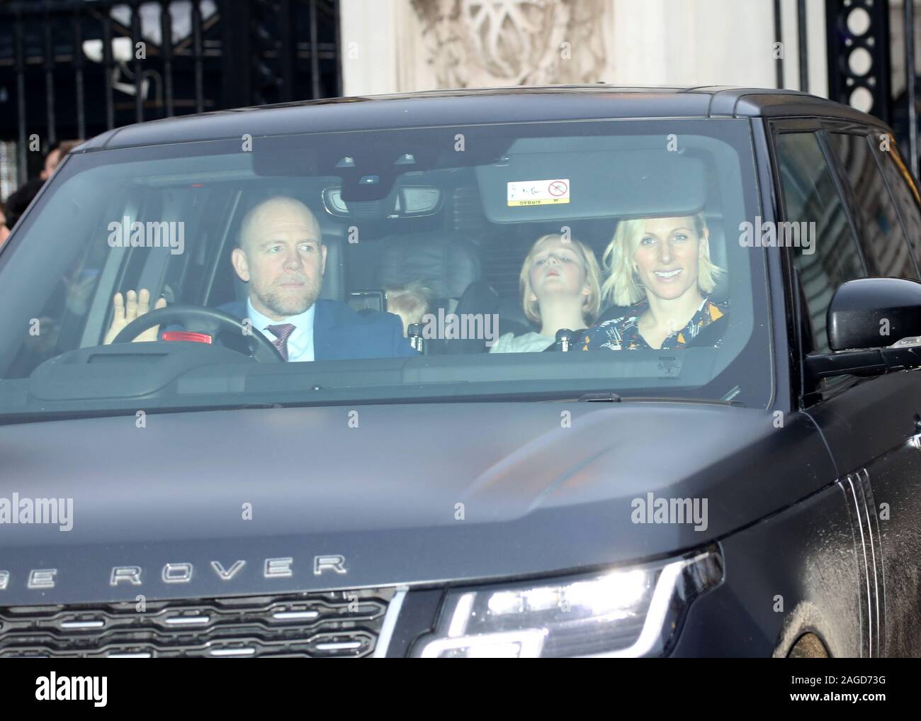 London, Großbritannien. 18 Dez, 2019. Zara Tindall, Mike Tindall und Mia Tindall waren unter den Gästen als Mitglieder der Königlichen Familie mit jährlichen Weihnachten Königin Elisabeth II. das Mittagessen, am Buckingham Palace, London, am 18. Dezember 2019. Credit: Paul Marriott/Alamy leben Nachrichten Stockfoto