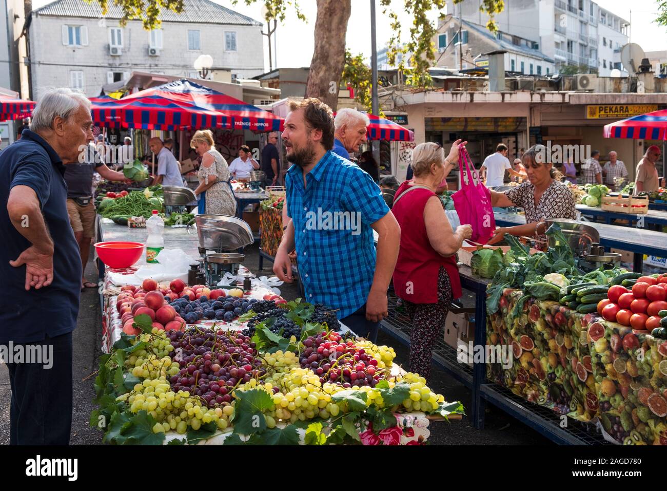 Anbieter und Kunde am Grünen Markt - Pazar gerade außerhalb der Diokletianspalast, Split, Kroatien Stockfoto
