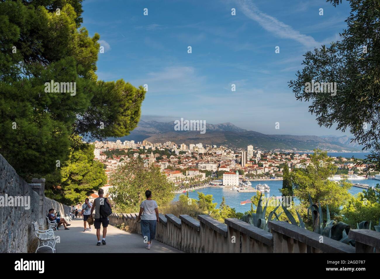 Menschen Flanieren mit Blick von Marjan Forest Park, Split, Kroatien Stockfoto