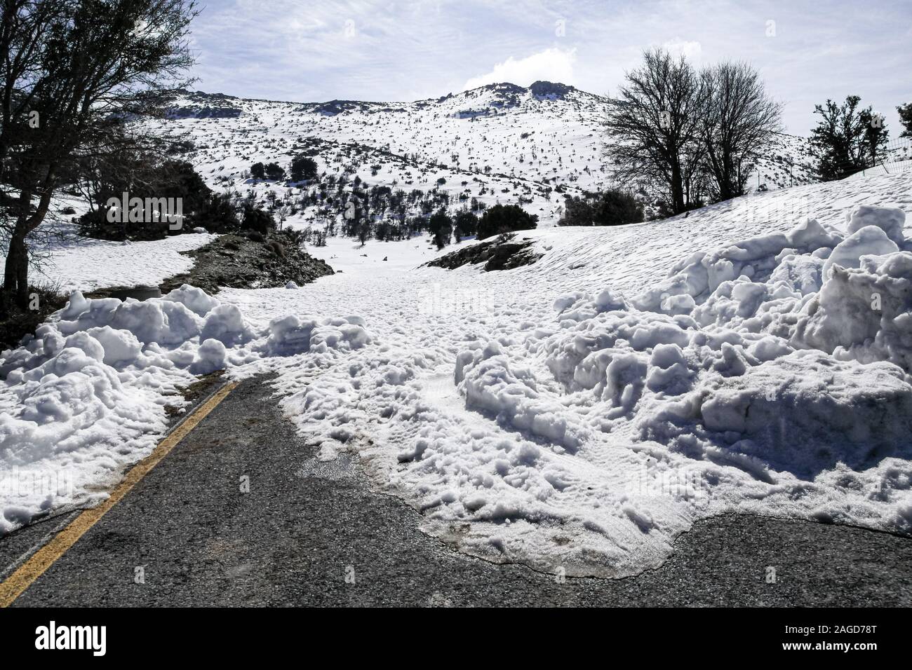 Einzigartige Winterlandschaft high mountain Road Tour, unberührten schneebedeckten Berggipfel, steile Hänge, blauer Himmel. Mediterrane trekking Wandern Abenteuer Stockfoto