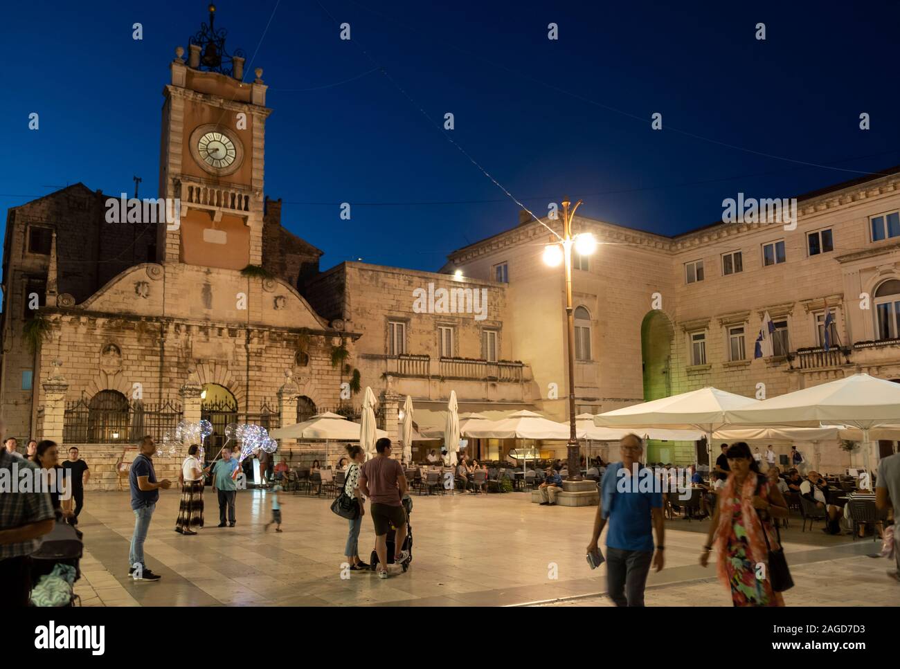 Narodni Trg bei Nacht, das Zentrum des öffentlichen Lebens in Zadar, Kroatien Stockfoto