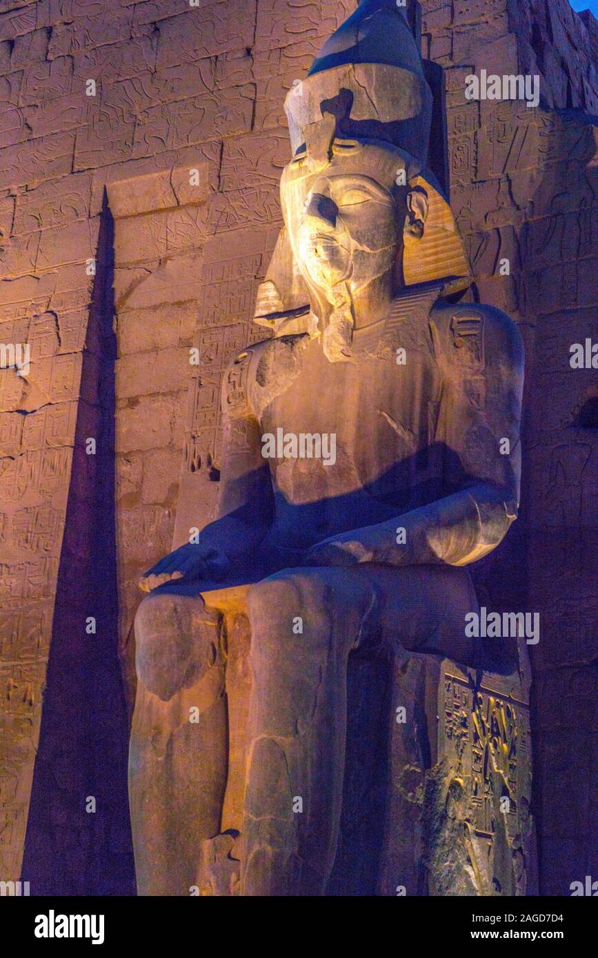 NOVEMBER 17, 2019, Luxor, ÄGYPTEN - Luxor Tempel liegt auf dem Ostufer des Nils befindet sich in der Stadt, heute bekannt als Luxor (antike Theben) und wurde ca. 1400 v. Chr. Stockfoto