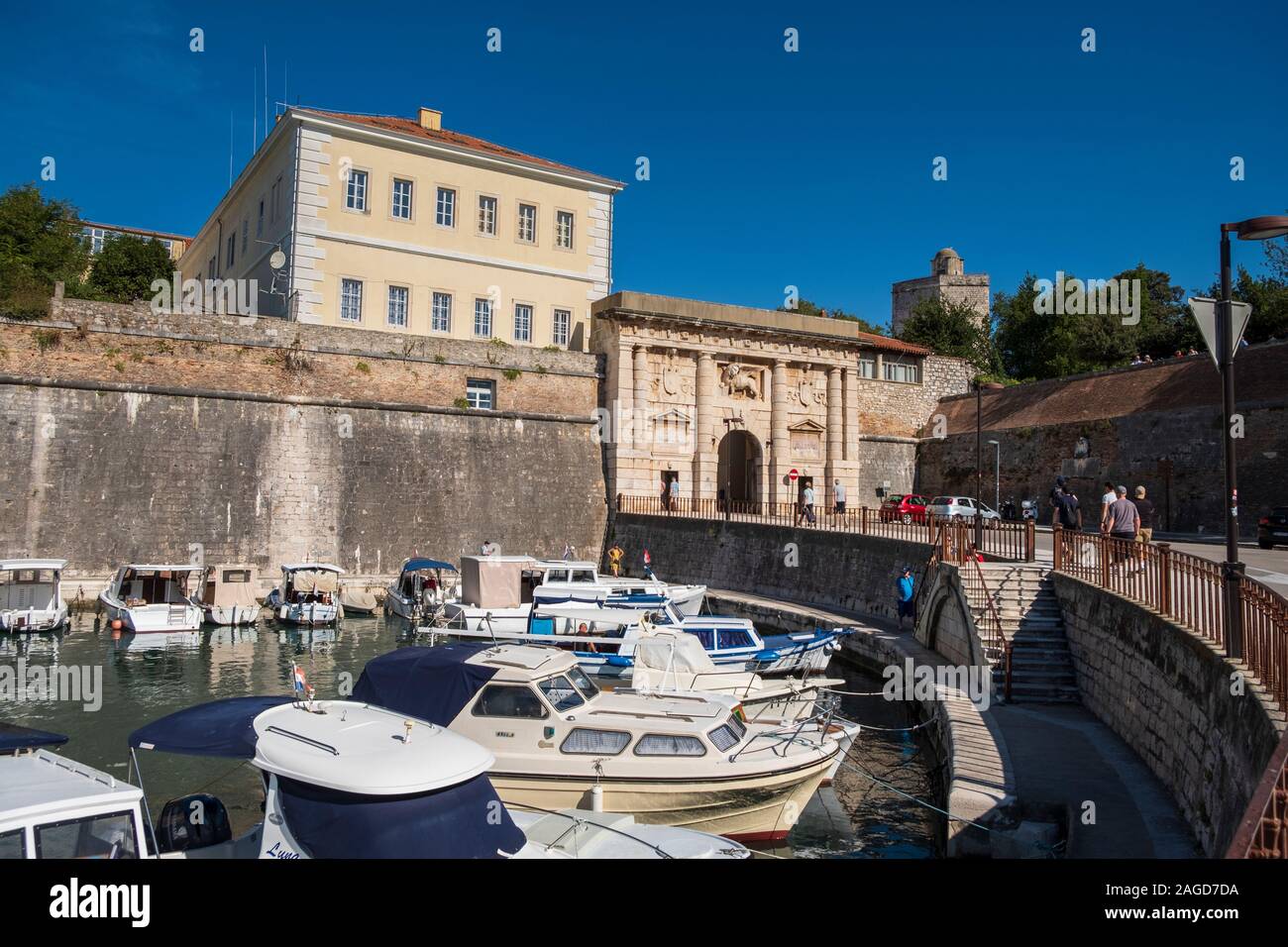 Land Gate durch einen geschützten Hafen dating von 1543, es wurde im Stil der Renaissance Dekorationen einschließlich St. Chrysogonus (Patron) von Zadar, Zadar, Kroatien Stockfoto