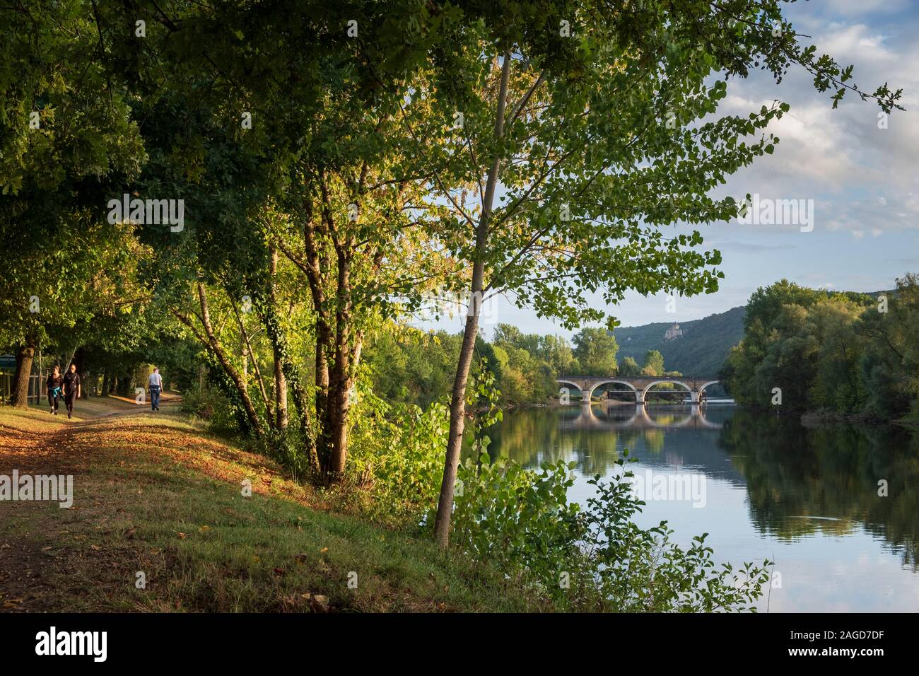 Riverside Gehweg entlang der Dordogne mit Menschen, Beynac-et-Cazenac,, Dordogne, Frankreich Stockfoto